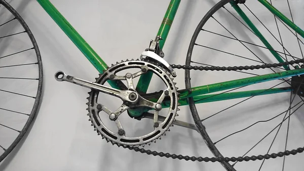 Zielony rower że duże koła — Zdjęcie stockowe