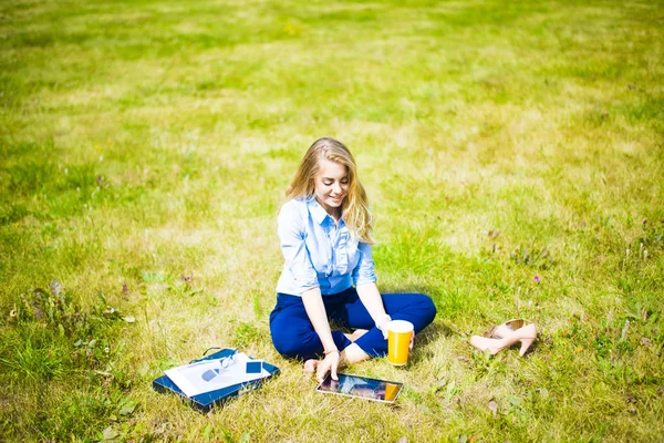 Bella Ragazza Seduta Erba Fresca Bere Caffè Utilizzando Tablet — Foto Stock