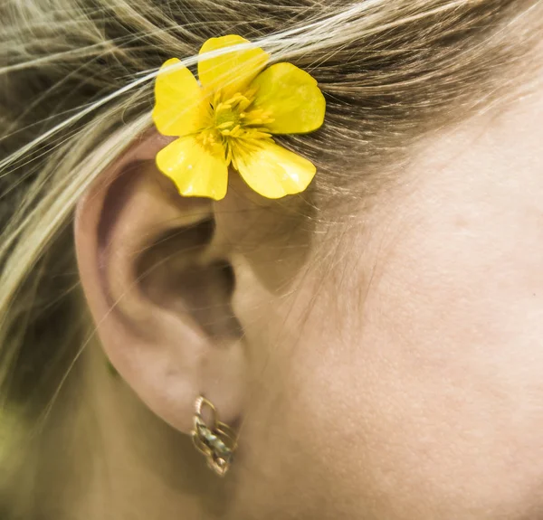 Žena s květinou za ucho — Stock fotografie