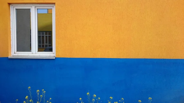 Maison peinte aux couleurs du drapeau ukrainien — Photo