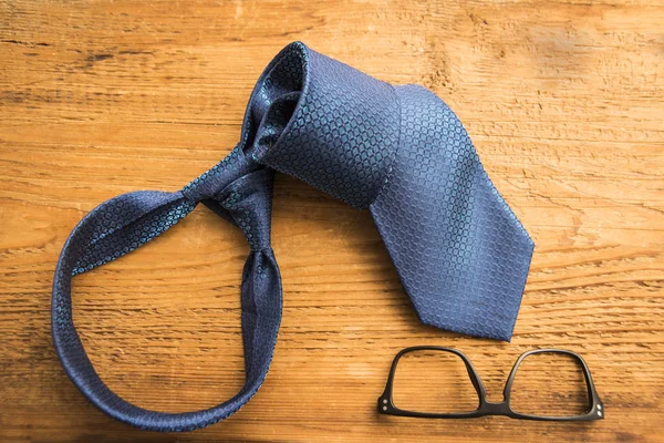 Mavi kravat ve gözlük  