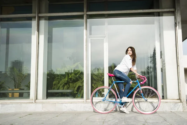 Menina no esporte bicicleta vintage — Fotografia de Stock