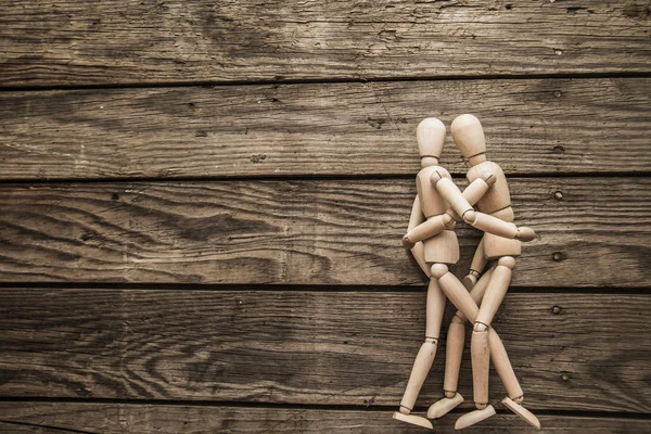 Figurines en bois, couple amoureux . — Photo