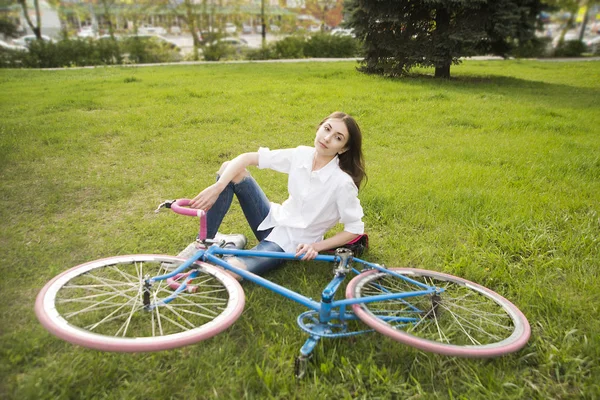 Girl and retro hipster bike. — Stock Photo, Image