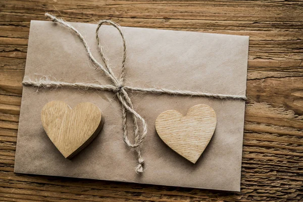 Envelop met twee houten harten — Stockfoto