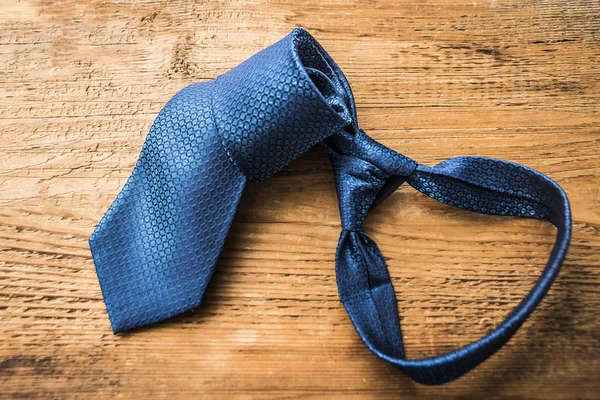 Cravate spéciale sur table en bois — Photo