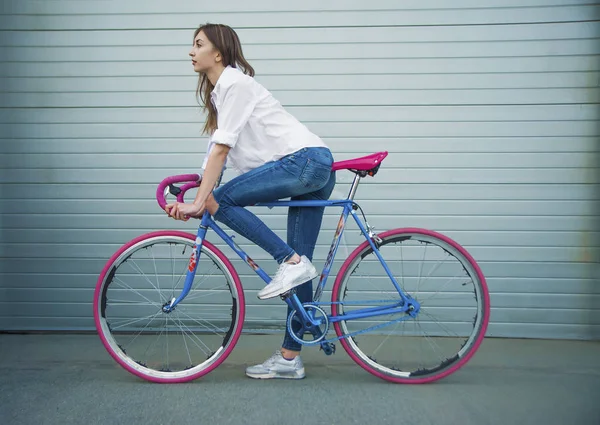 Женщина стоит с велосипедом — стоковое фото