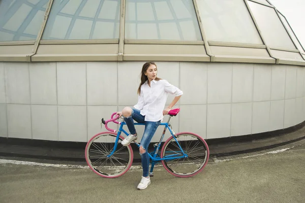 Девушка сидит на спортивном винтажном велосипеде — стоковое фото