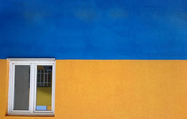 Casa pintada em cores da bandeira ucraniana — Fotografia de Stock