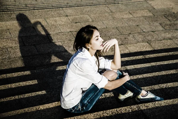 Тонка дівчинка-підліток сидить на сходах — стокове фото