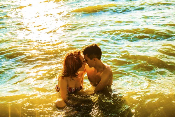  Deniz öpüşme içinde genç tutkulu Çift