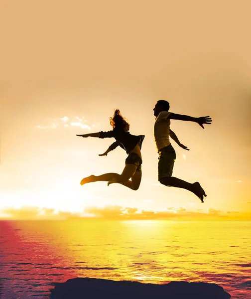 Família Praia Silhueta Casal Homem Mulher Pulando Praia Pôr Sol — Fotografia de Stock