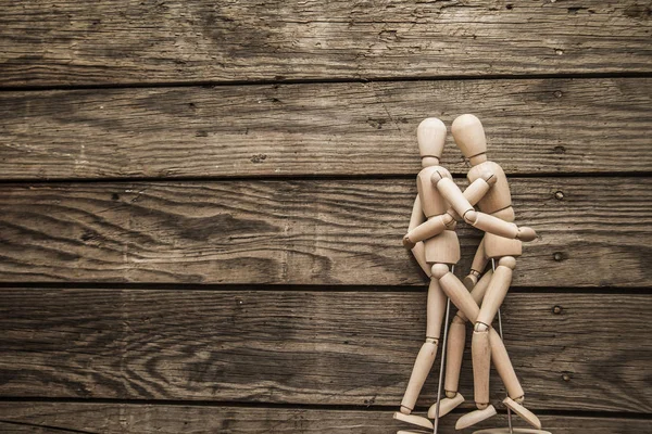 Dřevěné figurky, pár v lásce. — Stock fotografie
