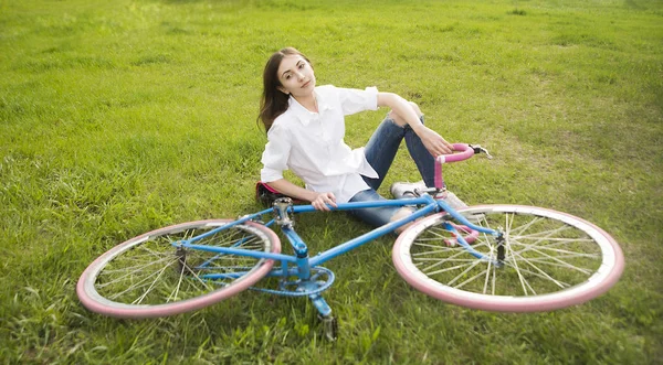 Menina e retro hipster bicicleta . — Fotografia de Stock