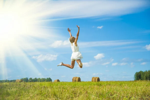 Vrouw te springen van vreugde — Stockfoto