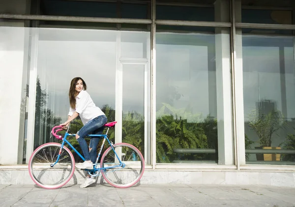Девушка на спортивном винтажном велосипеде — стоковое фото