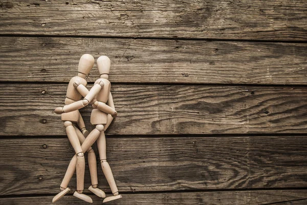Drewniane figurki, para zakochanych. — Zdjęcie stockowe