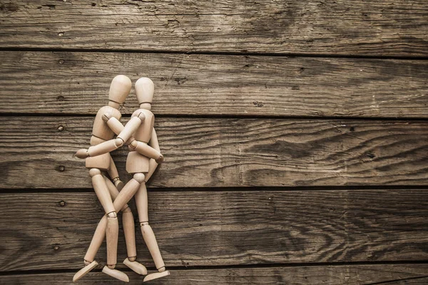 Figurines en bois, couple amoureux . — Photo