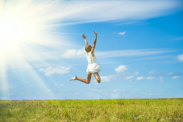 Mujer saltando de alegría — Foto de Stock