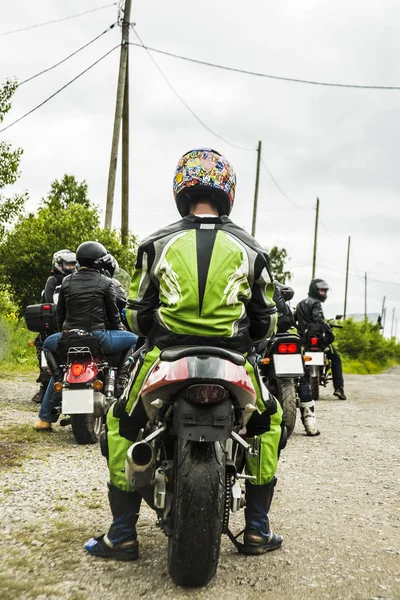 Ludzie Motocyklach Przyrodzie Przyjaciele Wyścigi Motocyklowe — Zdjęcie stockowe
