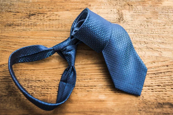 Ahşap masa üzerinde özel kravat — Stok fotoğraf