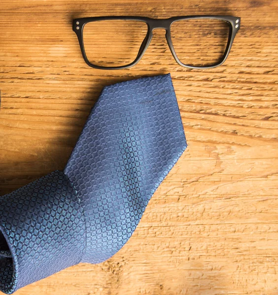 Blauwe stropdas en glazen — Stockfoto