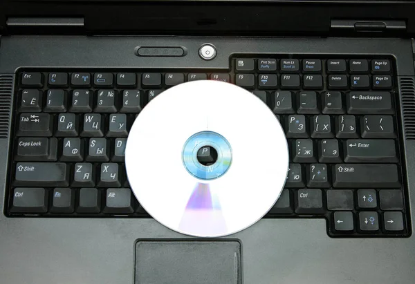 Disque compact sur clavier noir — Photo