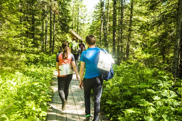 Petualangan Perjalanan Pariwisata Mendaki Dan Konsep Orang Teman Berjalan Dengan — Stok Foto