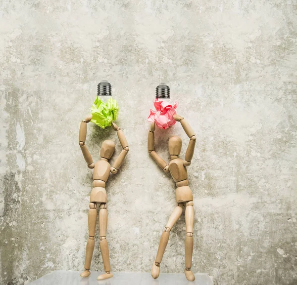 Two Wooden Figures Bulb Lamps Wood Figures Concrete Wall Background — Stock Photo, Image