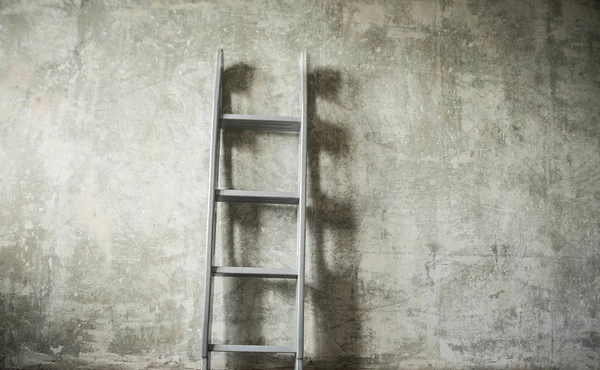 Escalier près du mur de béton gris — Photo