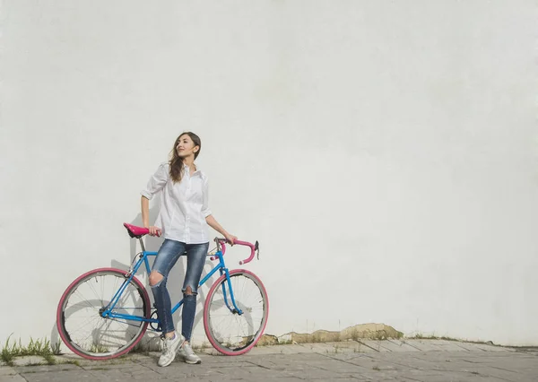 Uma jovem com sua bicicleta — Fotografia de Stock