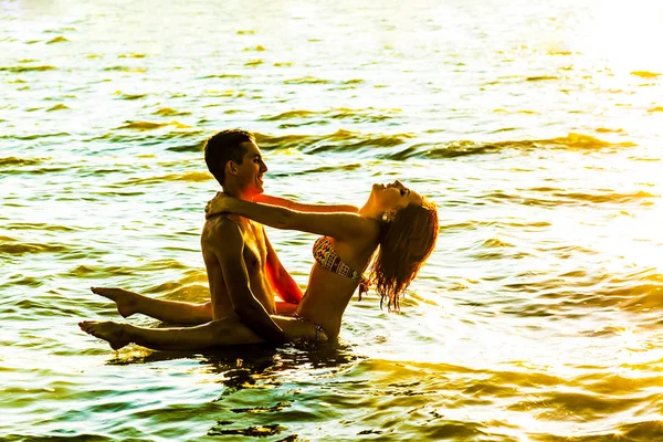 Deux Jeunes Amants Adultes Debout Dans Eau Coucher Soleil — Photo