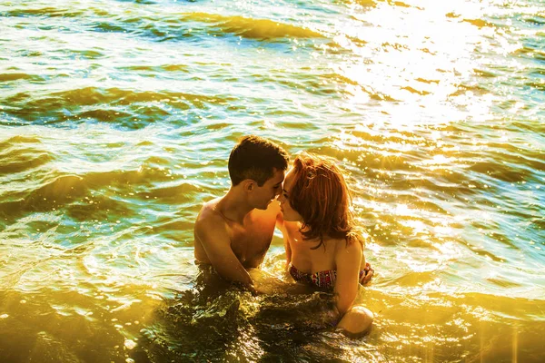 海をキスで情熱的なカップル — ストック写真