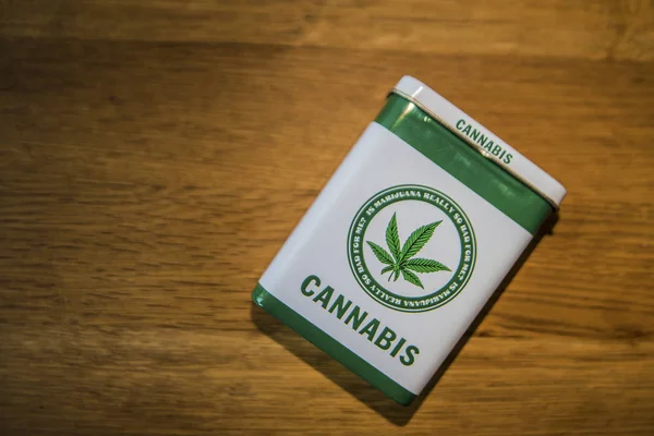 Легальная марихуана в металлической коробке . — стоковое фото