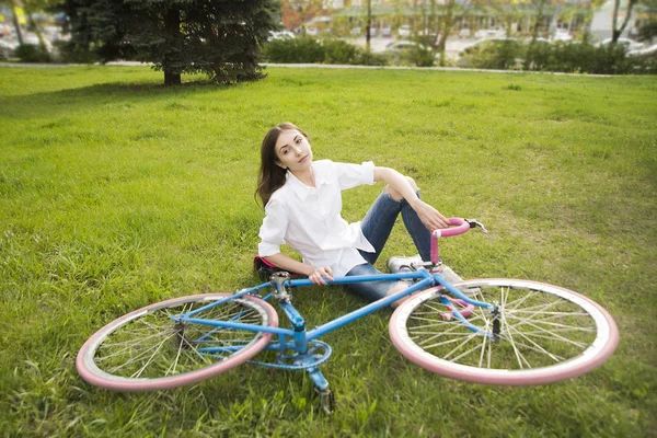 Girl and retro hipster bike. — Stock Photo, Image