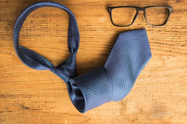 Blå slips och glasögon — Stockfoto