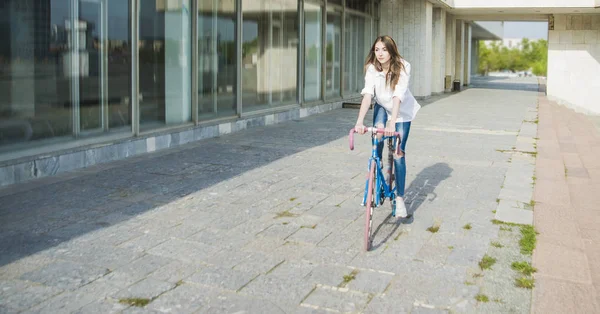 Menina está andando de bicicleta — Fotografia de Stock