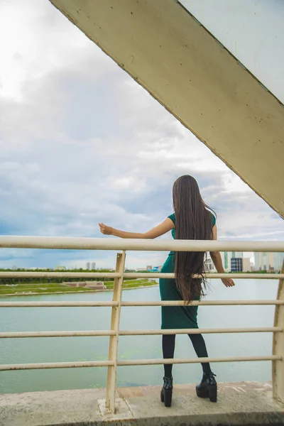 Mujer en vestido verde —  Fotos de Stock