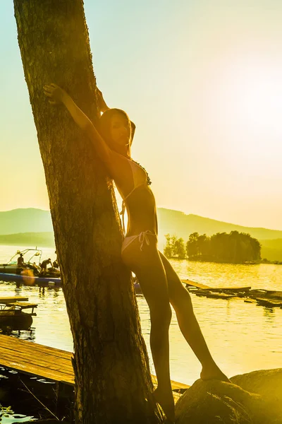 Bela Silhueta Mulher Pôr Sol Ilha Fundo — Fotografia de Stock