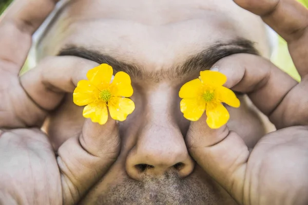 Hombre Con Flores Amarillas Los Ojos Hombre Sosteniendo Pareja Flores — Foto de Stock