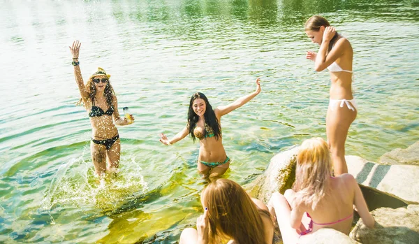 Jonge Groep Vrouwen Springen Lake Bij Zonsondergang — Stockfoto