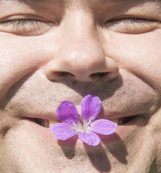 Hombre Adulto Con Flor Violeta Púrpura Boca —  Fotos de Stock