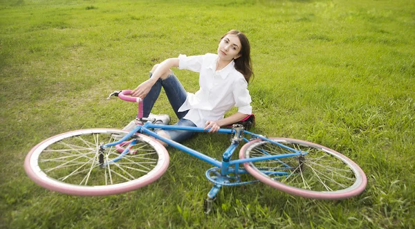 Dziewczyna i retro rower hipster. — Zdjęcie stockowe