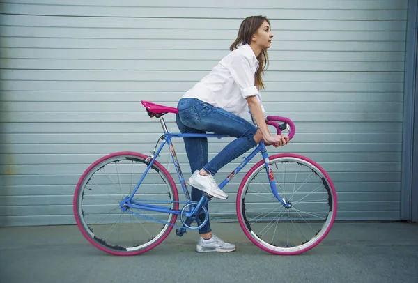 Γυναίκα στέκεται με ένα ποδήλατο — Φωτογραφία Αρχείου