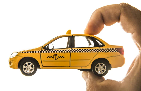 Taksi araba modeli tutan el — Stok fotoğraf