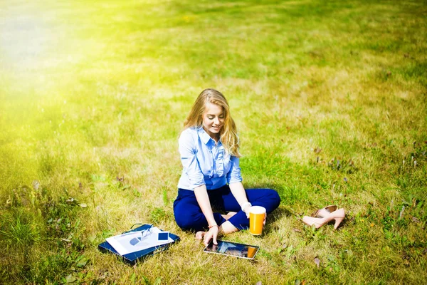 Bella Ragazza Seduta Erba Fresca Bere Caffè Utilizzando Tablet — Foto Stock