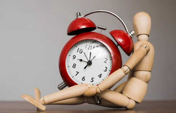 木のおもちゃ赤い目覚まし時計 — ストック写真