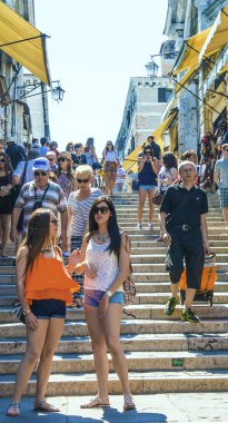 İtalya, Venedik - 19 Haziran 2014: Kalabalık Venedik yaya. insanlar tahta gezinme. 