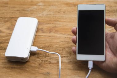 cep telefonu şarj tutan el 