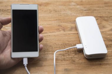 cep telefonu şarj tutan el 